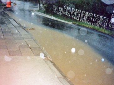 Přívalové deště splavují ornici na vozovku, rok 2000