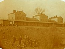 unikátní záběr nádraží Teshen v roce 1886 ještě před přestavbou. Původní budova nádraží v Těšíně z roku 1871 od architekta Gustava Schwerdta, roku 1888